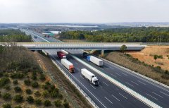 带动餐饮套餐热卖、手办盲盒等文创产物畅销； 